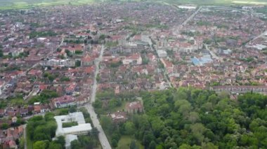 Kameralı İHA 'dan futbol stadyumu ve spor salonuna giden küçük şehrin panoraması.