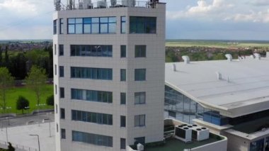 Küçük bir kasabadaki bir spor kompleksinin insansız hava görüntüsü. Eşsiz bir spor ve iş kompleksi örneği.