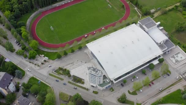 平原上一座小城镇全景的体育馆和体育场的无人机拍摄 — 图库视频影像
