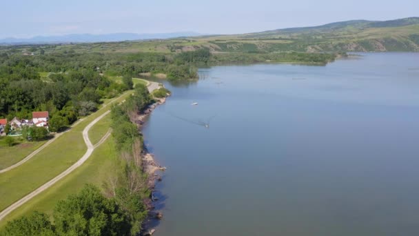 Ποταμός Δούναβη Και Όχθη Του Ποταμού Κηφήνας Εναέρια Βολή Κινείται — Αρχείο Βίντεο
