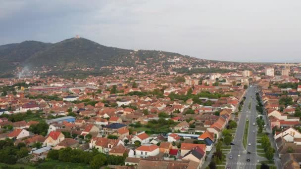 Luchtfoto Drone Uitzicht Het Stadje Aan Voet Van Heuvel — Stockvideo