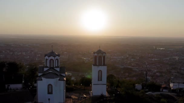 Chiesa Ortodossa Sulla Collina Sopra Città Con Tramonto Drone Aerea — Video Stock