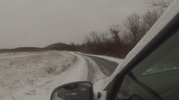 Rijdende auto op de heuvel — Stockvideo