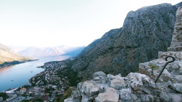 Θέα βουνό και θάλασσα. Kotor. Μαυροβούνιο — Αρχείο Βίντεο