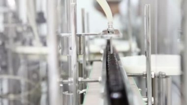 kahverengi şişe makinesinde girerek