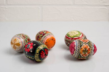 Paskalya yumurtaları, beyaz arka plan, bayram için tebrik kartı, Paskalya kutlaması.