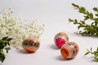 Paskalya yumurtaları, beyaz arka plan, bayram için tebrik kartı, Paskalya kutlaması.