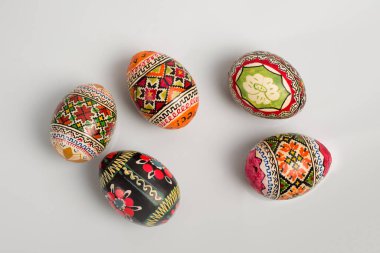 Paskalya yumurtaları, beyaz arka plan, bayram için tebrik kartı, Paskalya kutlaması.