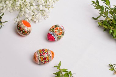 Paskalya yumurtaları, beyaz arka plan, bayram için tebrik kartı, Paskalya kutlaması.