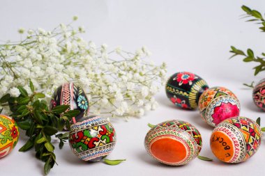 Paskalya yumurtaları, beyaz arka plan, bayram için tebrik kartı, Paskalya kutlaması.