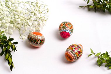 Paskalya yumurtaları, beyaz arka plan, bayram için tebrik kartı, Paskalya kutlaması.