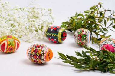 Paskalya yumurtaları, beyaz arka plan, bayram için tebrik kartı, Paskalya kutlaması.