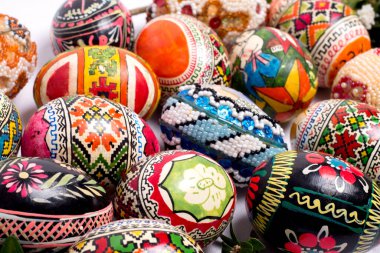 Paskalya yumurtaları, beyaz arka plan, bayram için tebrik kartı, Paskalya kutlaması.