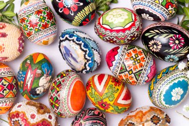 Paskalya yumurtaları, beyaz arka plan, bayram için tebrik kartı, Paskalya kutlaması.