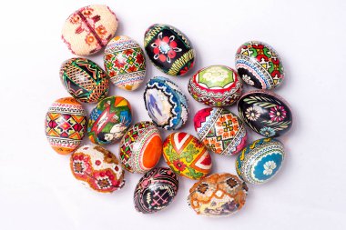 Paskalya yumurtaları, beyaz arka plan, bayram için tebrik kartı, Paskalya kutlaması.