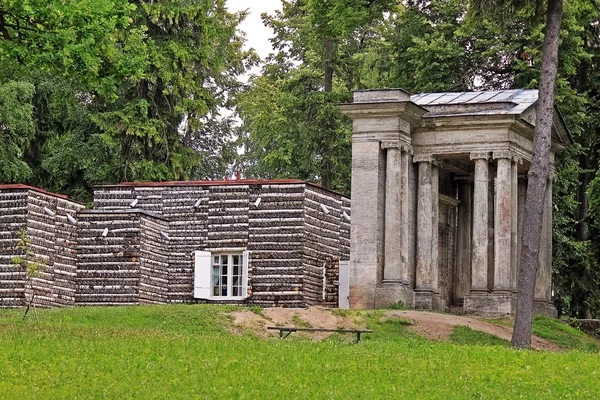 A casa de vidoeiro e o portal "Máscara" em Gatchina, Rússia — Fotografia de Stock