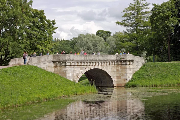 Puente de Karpin en el parque del palacio de Gatchina. Rusia — Foto de Stock