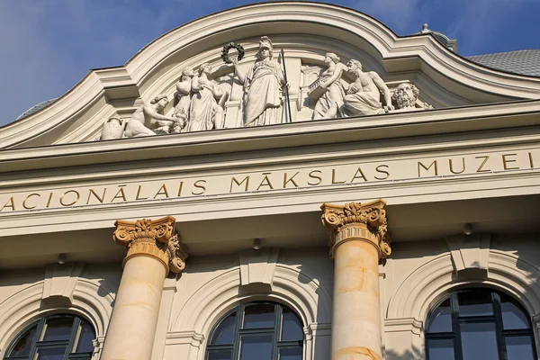 Fronton van het Letse Nationale Museum van kunst in Riga — Stockfoto