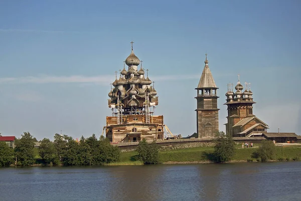 Kizhi Russia July 2014 Kizhi Pogost 变形教堂及代祷教堂的景观 免版税图库照片