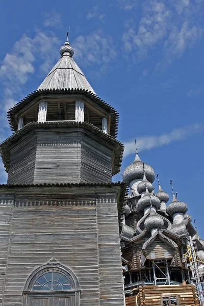 Kizhi, Rusya - 14 Temmuz 2014: Kizhi Pogost. Çan kulesi ve Şekil Değiştirme Kilisesi Görünümü 