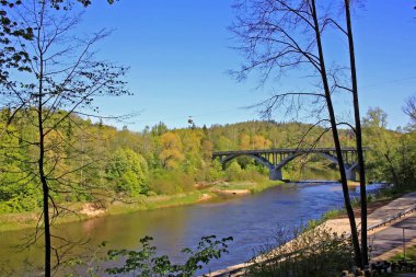 Sigulda, Letonya - 23 Mayıs 2020: Sigulda 'da bahar. Sigulda, Letonya 'nın başkentinden 53 kilometre uzaklıktadır ve güzel doğal manzaraları olan popüler bir turizm merkezidir.