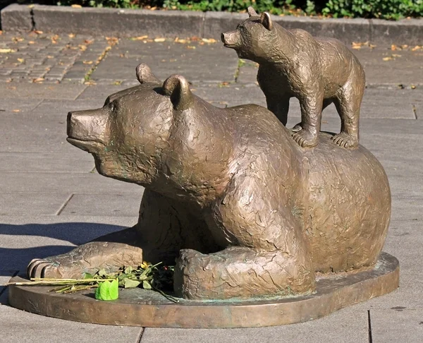 Skulptur av två björnar i Oslo, Norge — Stockfoto