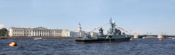 小型対潜艦 Nev 川の水で Kazanec — ストック写真