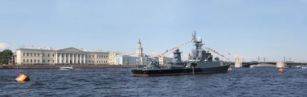 Small anti-submarine ship Kazanec in the waters of the river Nev — Stock Photo, Image