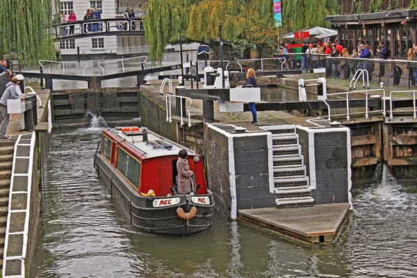 Londra. Camden Town. Deniz otobüsü yolculuğu Regent's kanal 