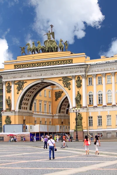 Arco triunfal del Estado Mayor en San Petersburgo, Rusia — Foto de Stock