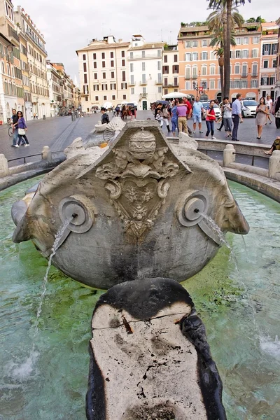 Fontana della Barcaccia con i turisti. Roma, Italia — Foto Stock