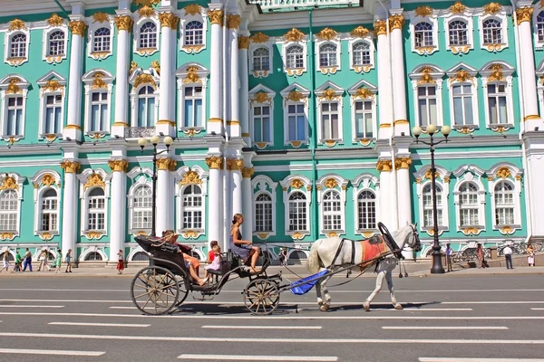 Преобразованный вагон рядом с Эрмитажем, Россия — стоковое фото