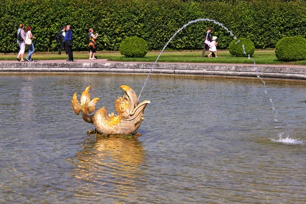 La fontana nel giardino superiore a Peterhof, Russia — Foto Stock