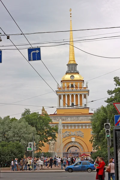 Admiralty building and Nevsky prospect in Saint Petersburg. Russ — Stock Photo, Image