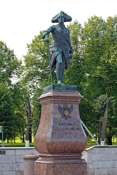 Eine statue von kaiser paul i vor dem großen gatchina palast — Stockfoto