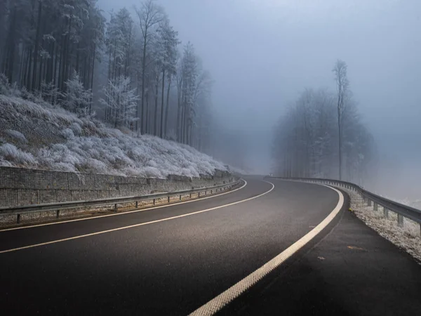 霧の条件の間に山のアスファルトの道路 木々のライム ホワイトラインで覆われた 悪天候だ チェコ共和国イェセニーキ山脈 — ストック写真
