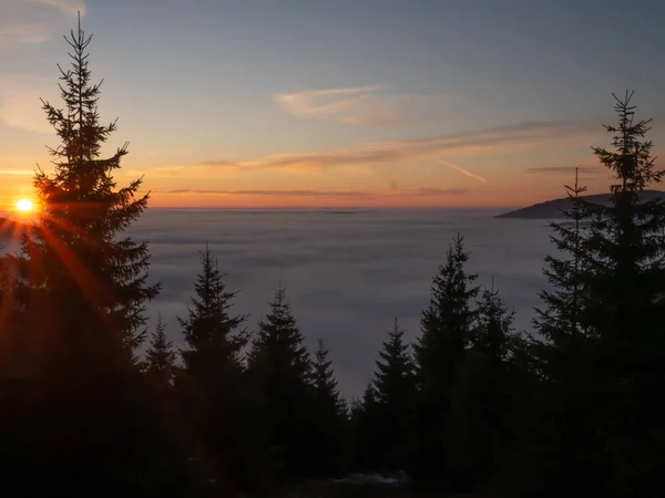 Вид Горного Хребта Долину Выше Тумана Облаков Закате Солнечные Лучи — стоковое фото