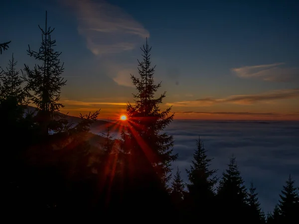 Vista Desde Cordillera Hasta Valle Sobre Niebla Nubes Atardecer Rayos — Foto de Stock