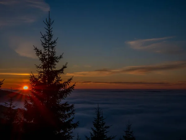 Вид Горного Хребта Долину Выше Тумана Облаков Закате Солнечные Лучи — стоковое фото