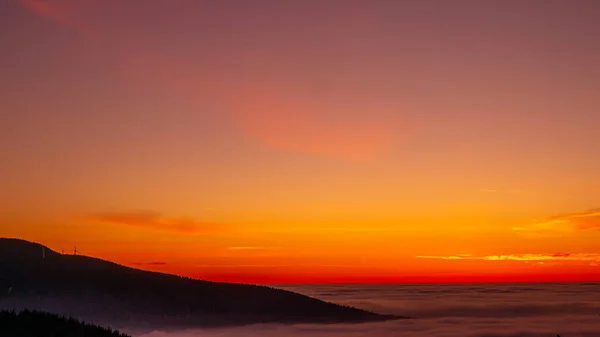 Вид Горного Хребта Долину Выше Тумана Облаков Закате Высокогорный Пейзаж — стоковое фото