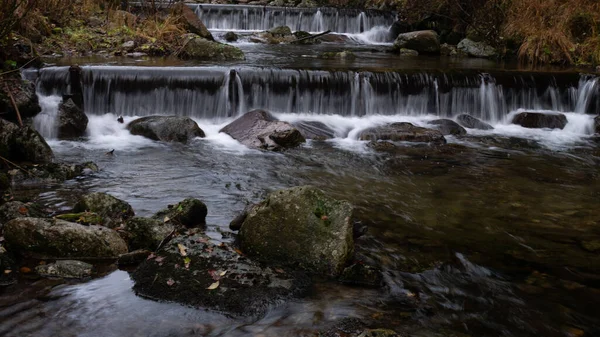 Wilder Fluss Mit Steinen Und Wasserfall Altvatergebirge Osteuropa Mähren Langzeitbelichtungsbild — Stockfoto