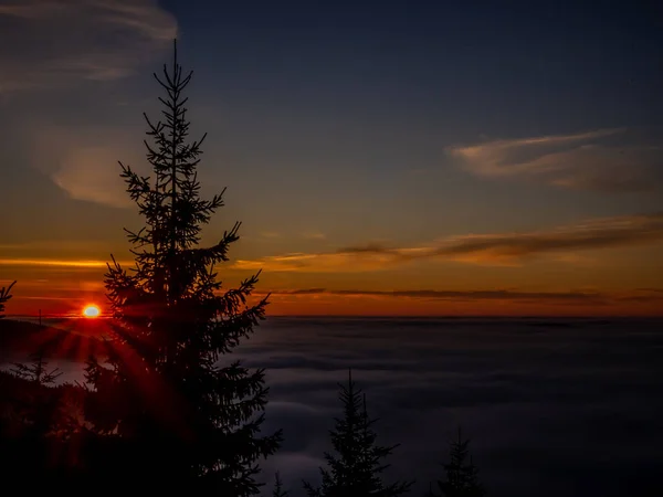 Vista Desde Cordillera Hasta Valle Sobre Niebla Nubes Atardecer Rayos — Foto de Stock