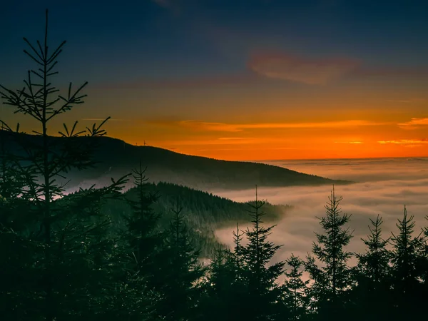 Вид Горного Хребта Долину Выше Тумана Облаков Закате Высокогорный Пейзаж — стоковое фото