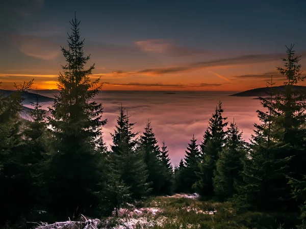 Vista Cordilheira Para Vale Acima Nevoeiro Nuvens Pôr Sol Paisagem — Fotografia de Stock