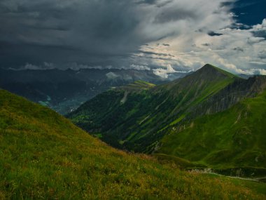 Fırtına bulutu ve kayak merkezi yakınlarındaki dağlarda yaz günü Serfaus Fiss Ladis, dağlar, gökyüzü, bulutlar. Alpler, Avusturya. 