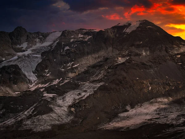 Weisseespitze tepesine (Cima del lago Bianco) bir yaz günü, dağlara, gökyüzüne, bulutlara bakın. Alpler, Avusturya. Yaratıcı post işleme. 