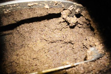 Yunanistan 'ın Attica kentindeki Attica kentindeki zeytinyağı değirmeninde zeytinyağı çıkarma sürecinde ekstradan bakir zeytin yağı tankında zeytin ezmesi.