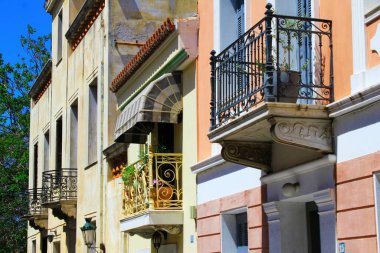 6 Mayıs 2020 'de Atina, Yunanistan' daki Plaka ilçesindeki eski evlerin balkonlarının manzarası.