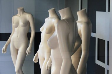 Atina 'nın ticaret merkezindeki boş giyim mağazasının vitrininde sergilenen oyuncak bebekler - Atina, Yunanistan, 9 Ekim 2020.