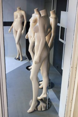 Atina 'nın ticaret merkezindeki boş giyim mağazasının vitrininde sergilenen oyuncak bebekler - Atina, Yunanistan, 9 Ekim 2020.